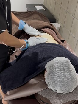 <ガチガチ筋肉×強烈肩コリ> 電気を使った揉みほぐし リラクネオ 秋葉原店/背中~腰