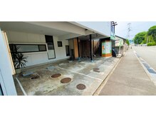店舗の１Fに駐車場があるため、雨の日でも安心！