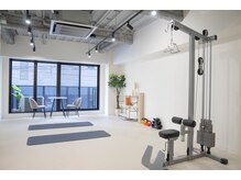 広くて清潔感溢れるオシャレな空間でトレーニングが可能！