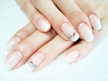 エムネイル(M Nail)/上品ホワイトに弾む七色ストーン