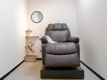 オーマ アイラッシュ 千葉店(OMA eyelash)の写真/【リクライニングチェアで快適】高い技術力×満足度◎人目や周りを気にせず施術を受けたい方にお勧めです