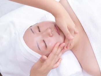 トウキョウビューティーラボ(TOKYO BEAUTY LABO.)/小顔マッサージ施術写真