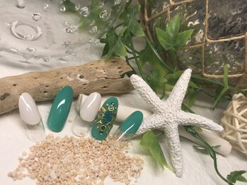 ネイルサロン&スクール ジーナ(GINA)/グリーンにビジューが印象的☆