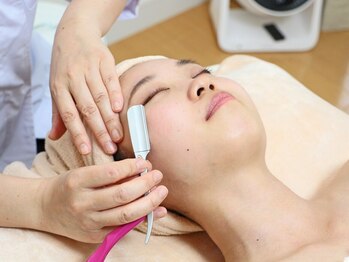 リナーシェ(RINASCe)の写真/細胞増殖因子で気になるシワたるみを改善！シェービング後にエレクトロポレーションでお肌の奥まで導入！