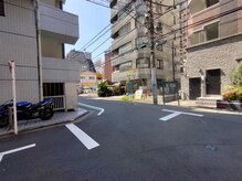 卯屋/ローソンを左に見つつビル間の