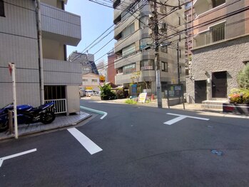 卯屋/ローソンを左に見つつビル間の