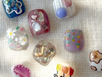 イロネ(irone)の写真/華やかなフットネイルで素足にも自信★お仕事などでハンドネイルが出来ない方にもおすすめです◎