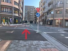 イヴ(Eve)/突き当たり手前まで直進します。