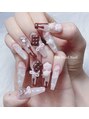 ピオミエルネイル 新宿(pio miel nail) シャープな緑フレンチと輝くストーン、個性派ネイル。