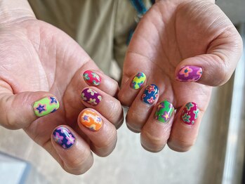シー(Shhh...)/原色お花ネイル