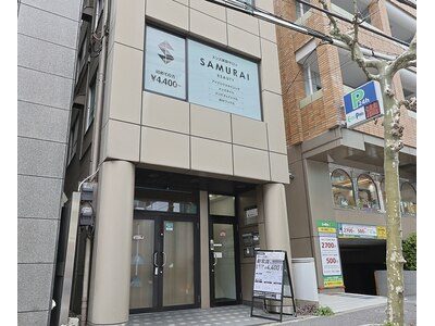 窓看板とポスターが目印です☆JR渋谷駅新南口から徒歩7分！