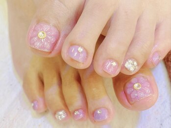 ネイルサロン ジェイ(Nail Salon J)の写真/《露出が増える季節に向けてフットネイル☆》豊富なカラーとパーツで足元を華やかに彩ります♪