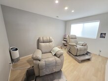 フルフラットの上質チェア。ふわっと包まれ寝ちゃう心地よさ♪