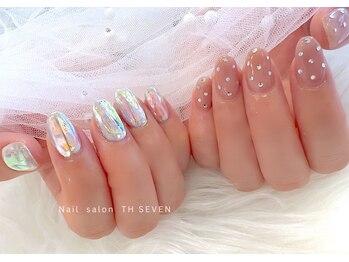 左右非対称なキラキラネイル♪