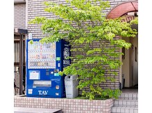 青い自動販売機がおいてある建物です！