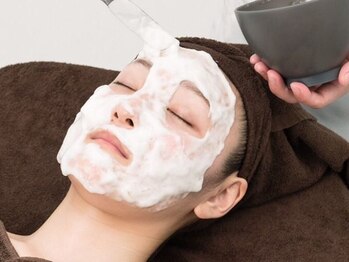 プラスホワイト 久我山の写真/≪大人女性の為のサロン≫こだわり空間で極上の美肌ケアをあなたへ。ホッと一息、癒されながら白肌へ◎