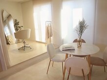 トスウェビューメゾン(TOSWE Beau Maison)の雰囲気（白を基調とした、清潔感あふれる明るい店内）