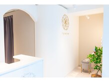 イヨヨ(iyoyo)の雰囲気（白を基調とした店内では肌管理もご案内可♪ドレッサーやコテも◎）