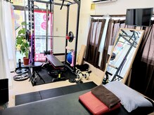 整体 アンド パーソナルトレーニングスタジオCHIBA バイ ちば接骨院の雰囲気（明るい院内でトレーニングも整体も！）