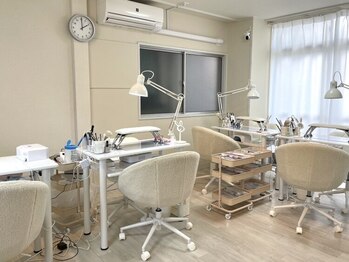 ニエ 新大久保店(Nie)の写真/まるで韓国カフェ◆白を基調としたお洒落空間でトレンドネイル＊シンプルから長さ出しまで理想通りに◎