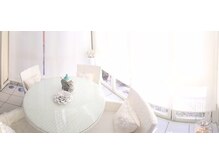 高級感のある白で統一されたプライベートサロン