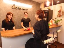 サロンの雰囲気。施術後は暖かいハーブティーでほっとひと息。