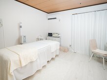 soin＋【ソワンプラス】の雰囲気（清潔感のある明るい空間です。完全予約制のプライベート空間＊）