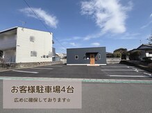 ミーレ(mi-Re)の雰囲気（広々とした駐車場で運転が苦手な方でもあんしん♪）
