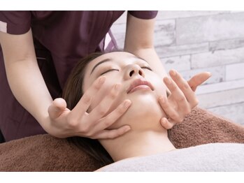 サロン ド リトリート(salon de Retreat)の写真/むくみすっきり小顔リンパと背中からデコルテケアでフェイスラインに自信を♪首肩こりも楽になります◎