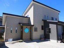 ウルリ(ULULI)の雰囲気（鳥ノ木の住宅街にあります。一番壁側の駐車場をお使いください！）