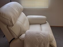 atelier uno【アイブロウ/眉毛/ワックス専門店】の雰囲気（ふかふかのリクライニングチェア★）