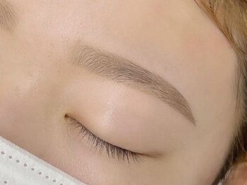 ビレボ アイラッシュココ(BEREVO eyelash.COCO)の写真/【メンズも大歓迎◎】セルフケアでは難しい左右のバランスはプロにお任せ！一気に垢抜け、グッと好印象に！