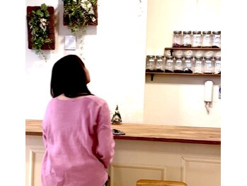 マドカヨガビューティーオフィス(MADOKA YOGA BEAUTY OFFICE)/カウンターで寛ぐ。紅茶葉。