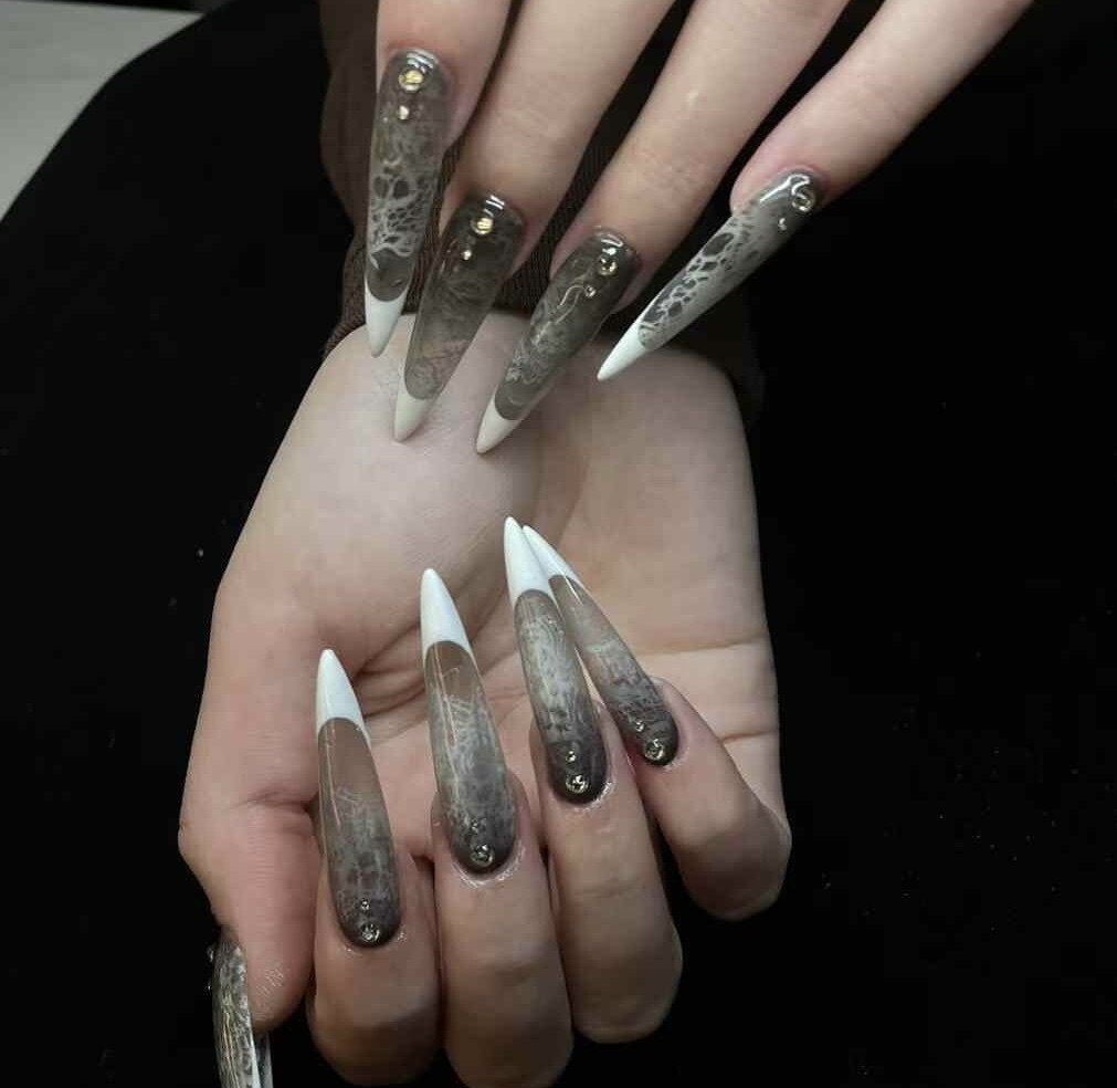 2025年-2026年冬トレンド】ブラック ハンド スーパーロングのネイル