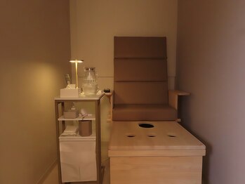 ユオン(yuon)の写真/【ひのきチェアでよもぎ蒸し】周りを気にせずゆったり過ごせる個室完備◎ドレッサー付でメイク直しも♪