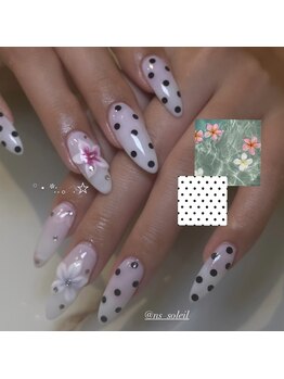 ルア(LUA)/ドット×ハイビスカスネイル