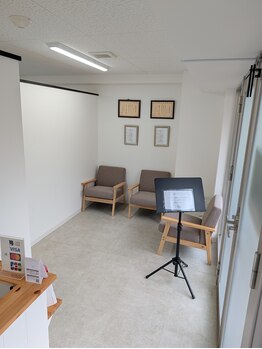 マユカ 福岡薬院店(Mayuka)/店内に入ったらソファでお待ちを