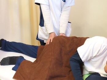 さとう鍼灸接骨院≪肩こり/マッサージ/整体/骨盤矯正≫の写真/【腰の辛さに寄り添う接骨院】長時間の座り・立ち仕事による腰の負担を、熟練の技術で心地よく整えます◎