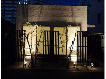 エミリアホワイトニング(EMIRIA WHITENING)/灯りに包まれる外観