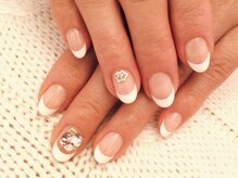 テテ ネイル(tete nail)/白フレンチ×ビジュー！