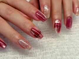 ほんのり赤チェックの冬ネイル