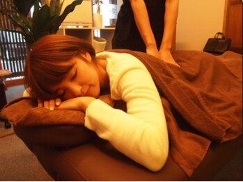 夢咲サロン 唐津店/腰も念入りにほぐしていきます