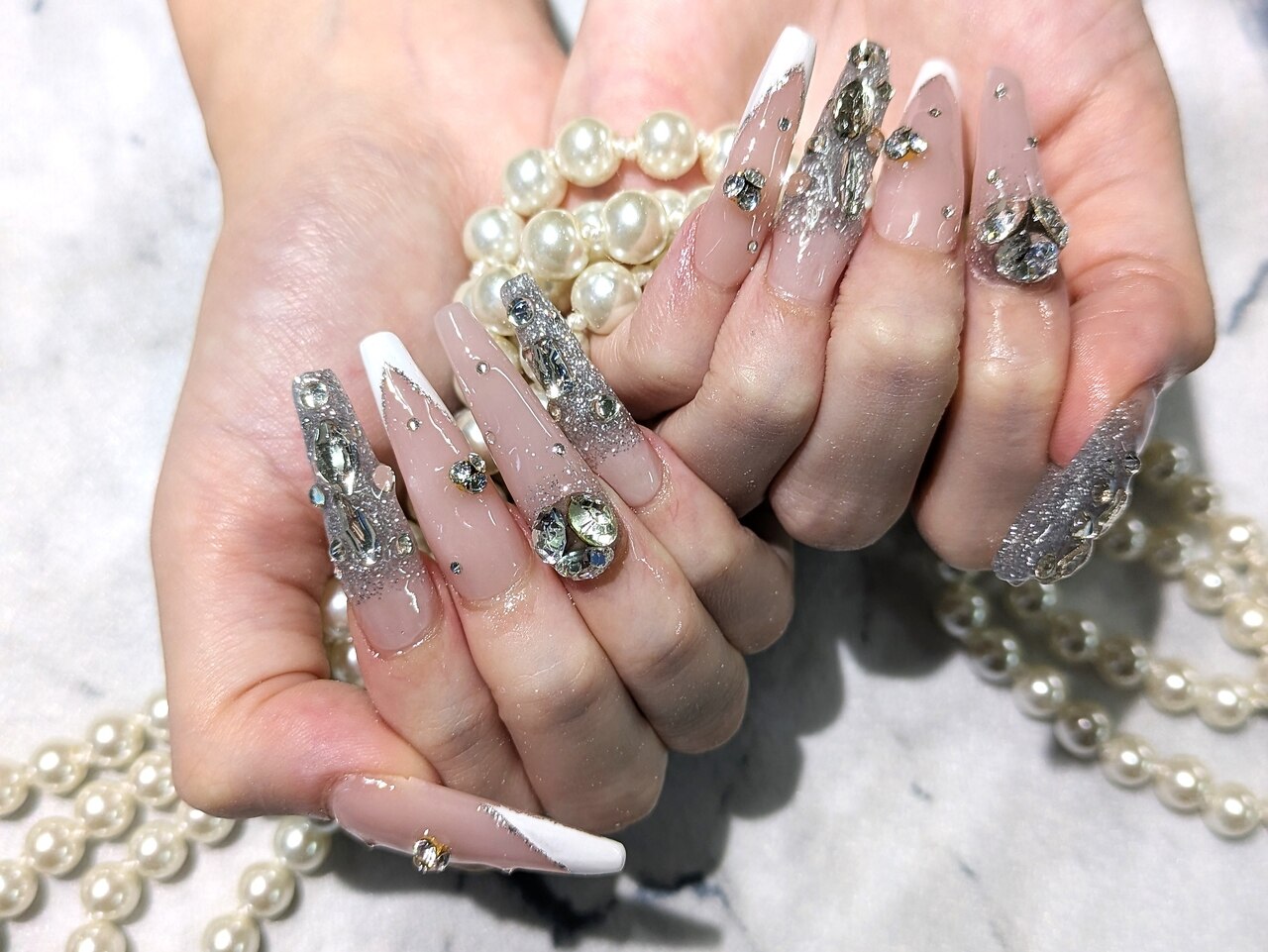 2025年-2026年冬トレンド】ゴージャス スーパーロングのネイルデザイン