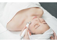 自社開発痩身、小顔マシンを使用します