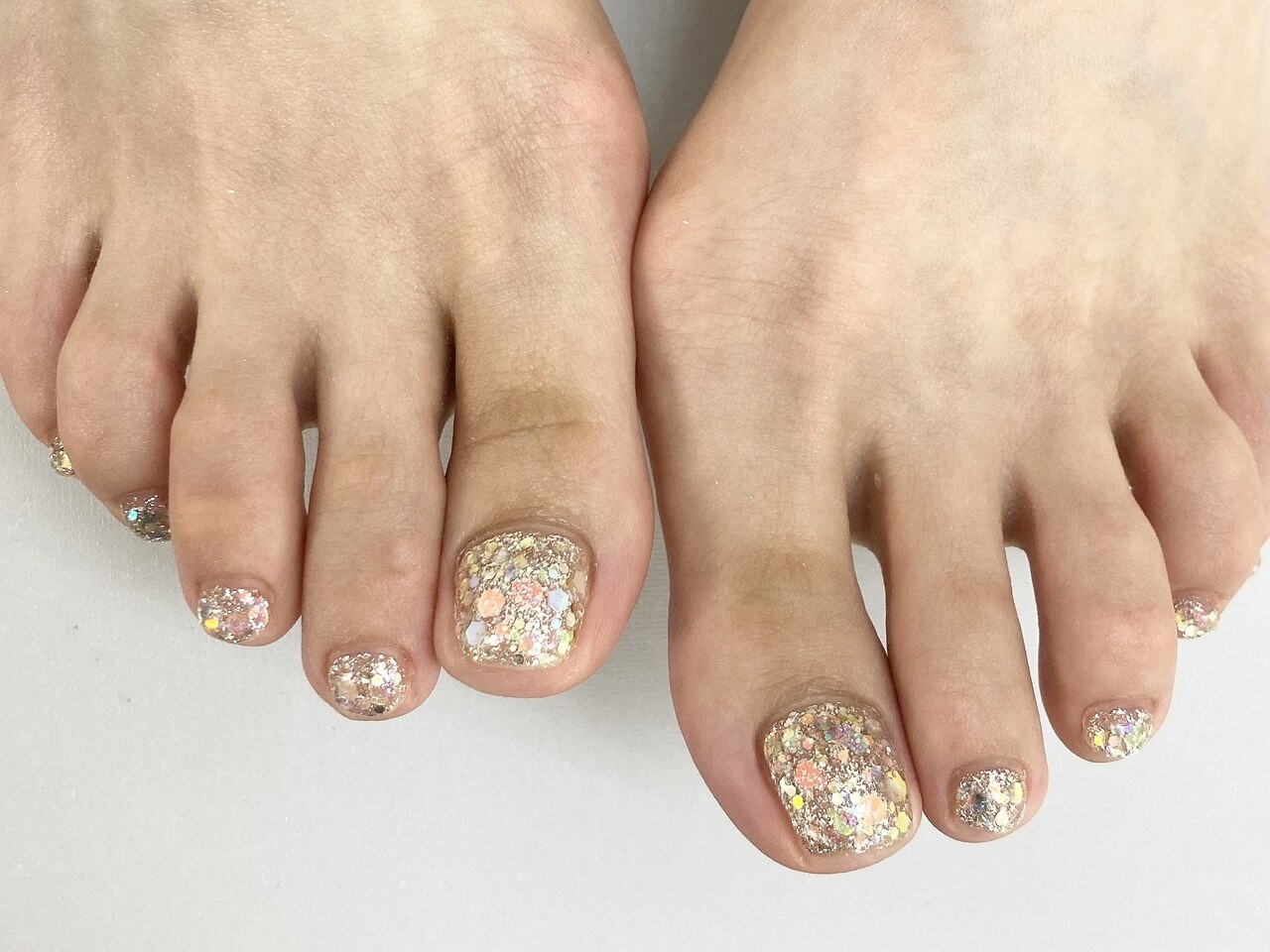 2026年冬トレンド】クリア ラメグラデーション フットのネイルデザイン