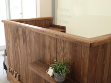 サロン ジュウ(salon Jyuu.)の雰囲気(◇サロンの様子◇ホワイトベースに落ち着くウッドカウンター)