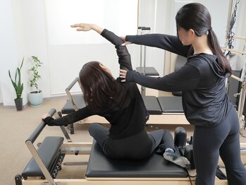 ピラティスシナジー 河内小阪スタジオ(Pilates Synergy)の写真/【骨格矯正】その肩こり・腰痛、原因は歪みにあり!理学療法士の分析×整体ピラティスで根本から改善へ