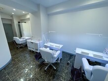 アンダンテ ネイル スタジオ トウキョウ(ANDANTE NAIL STUDIO TOKYO)の雰囲気（白基調の清潔感のあるサロン♪）