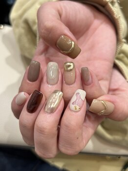 brown nuance nail.