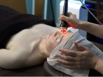 サロンビオーナ(SALON Biona)の写真/顔筋マッサージでシワ・たるみケア、ほうれい線やむくみ改善に♪コルギが苦手な方にもオススメ◎